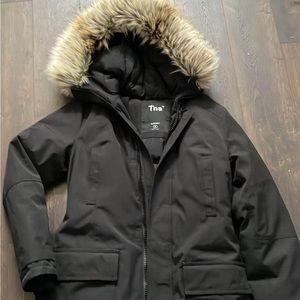 Aritzia winter coat - colour dark grey/black, size M, worn once